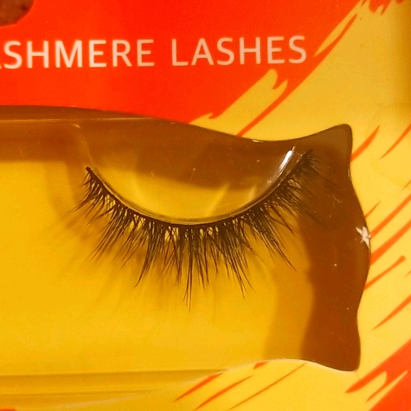 Cashmere 4D Lashes - Fancy - Picture 2 of 3